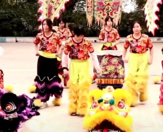 6位00后女孩苦练醒狮