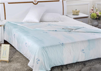 空调被可以放洗衣机里洗吗 空调被的正确清洗方法2018