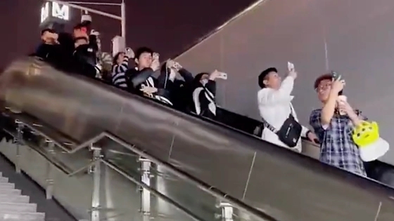 乘客出地铁黄鹤楼站的统一姿势