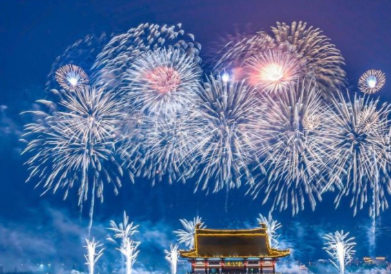 最灿烂的烟火总是先坠落是什么歌 《不知所措》完整版歌词在线听歌