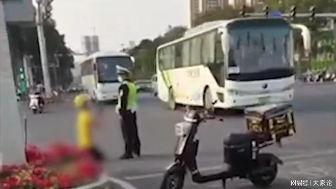官方回应外卖员向交警下跪被掌掴