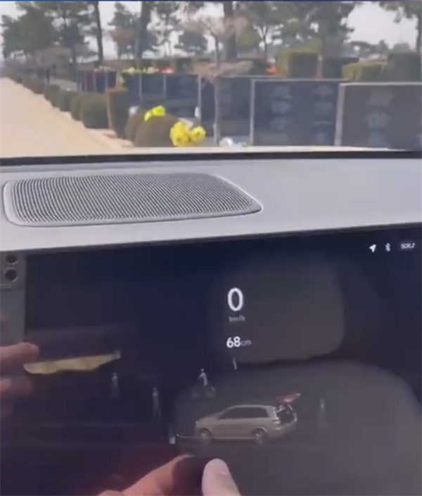 汽车雷达在无人陵园内显示全是人影