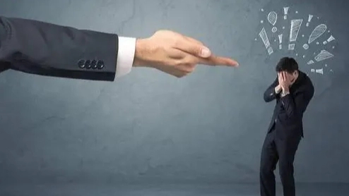 领导多次辱骂同事致其自残抑郁