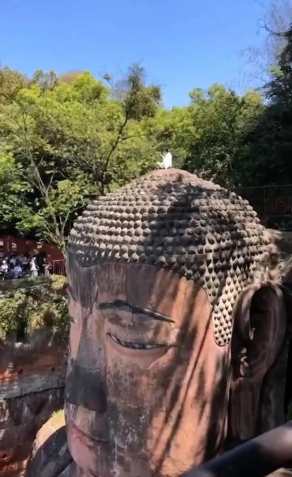 爬乐山大佛头顶打坐？警方正调查！