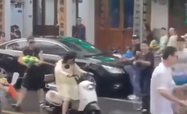 泼水节变味?女生颜值越高被泼越狠