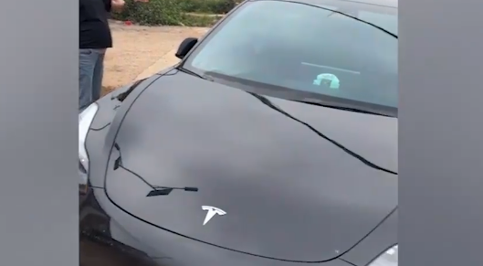 方向盘突然抱死吓坏孕妇 