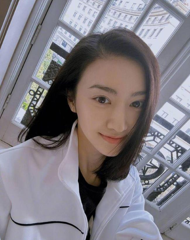 景甜久违晒自拍：面露微笑，疑似走出张继科事件阴影