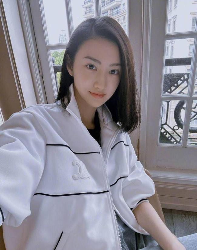 景甜久违晒自拍：面露微笑，疑似走出张继科事件阴影