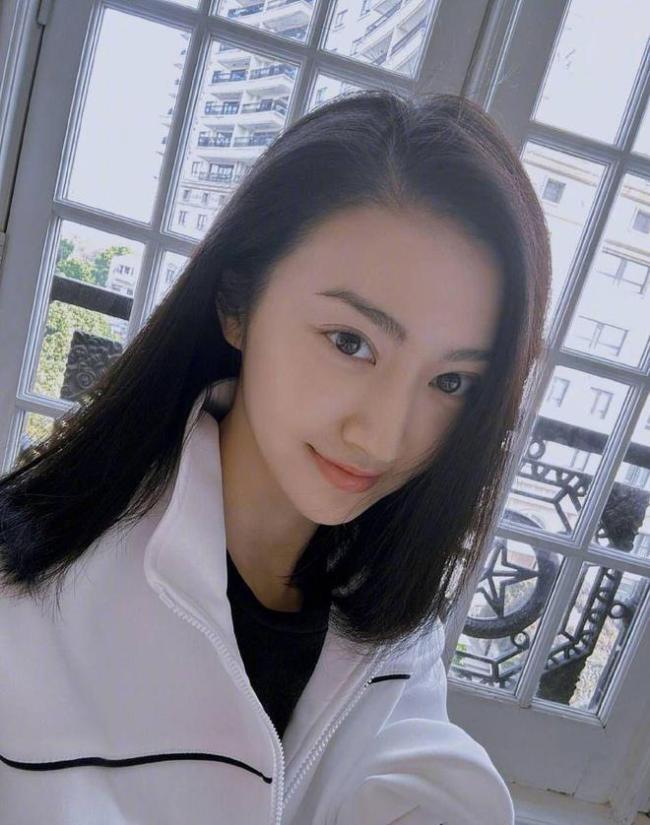 景甜久违晒自拍：面露微笑，疑似走出张继科事件阴影