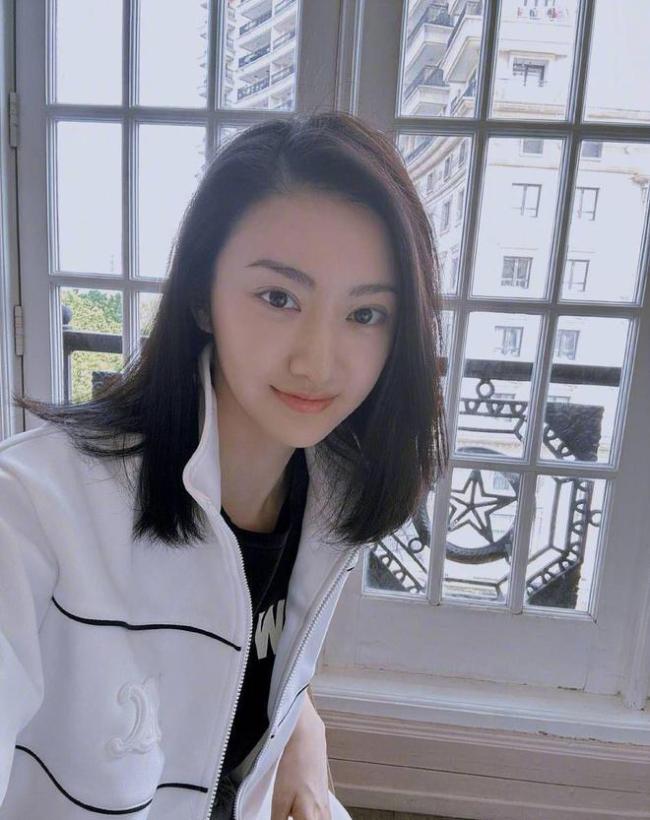 景甜久违晒自拍：面露微笑，疑似走出张继科事件阴影