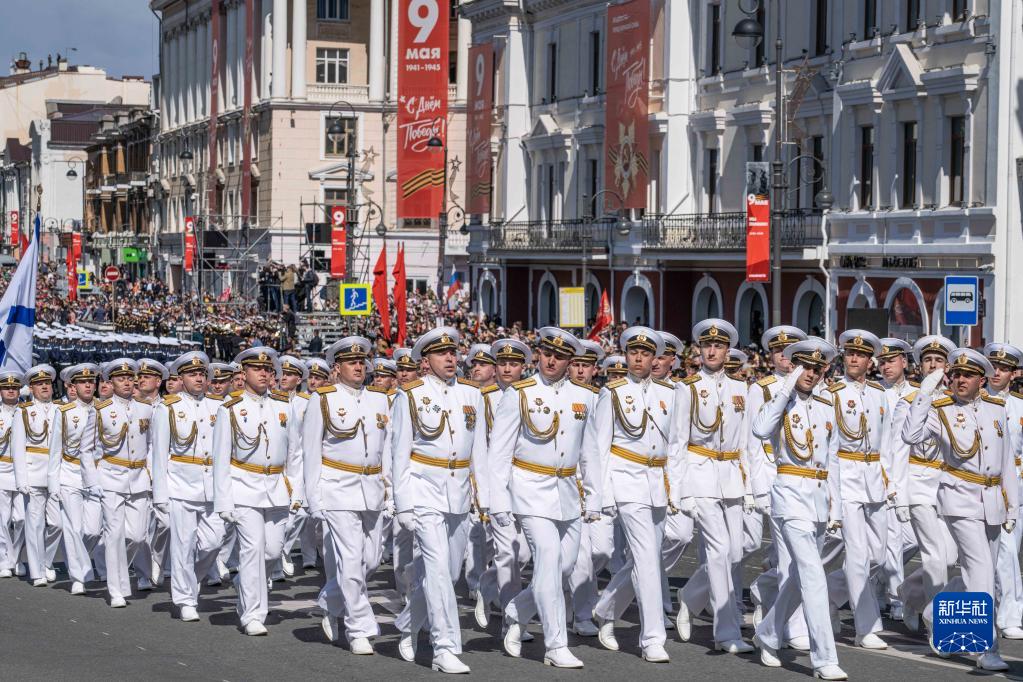 5月9日，在俄罗斯符拉迪沃斯托克市，军人参加阅兵式。新华社发（郭飞洲摄）