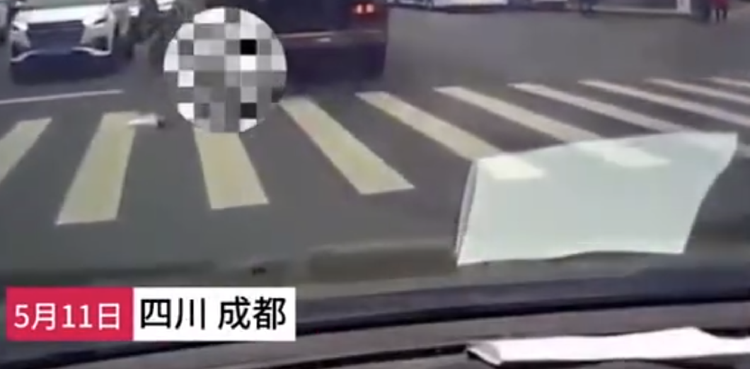 运渣车将老人卷入车底碾压致死 