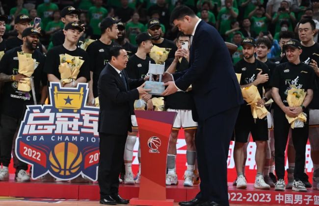 辽宁男篮大比分横扫浙江队卫冕CBA冠军 姚明现场颁奖