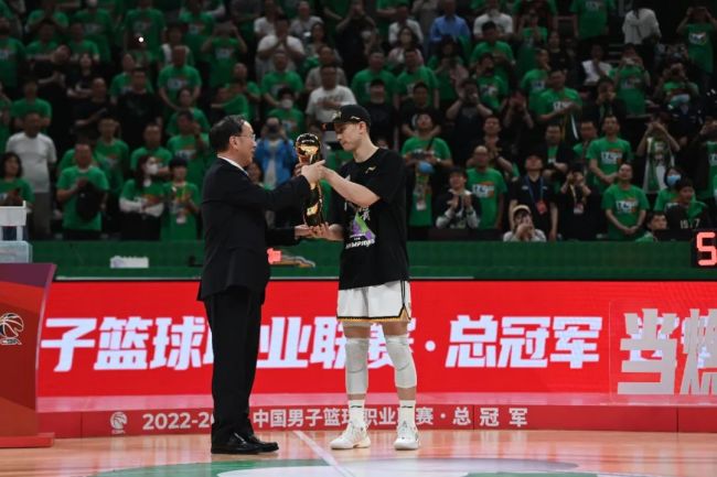辽宁男篮大比分横扫浙江队卫冕CBA冠军 姚明现场颁奖