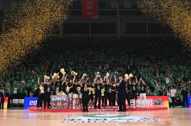 辽宁男篮大比分横扫浙江队卫冕CBA冠军 姚明现场颁奖