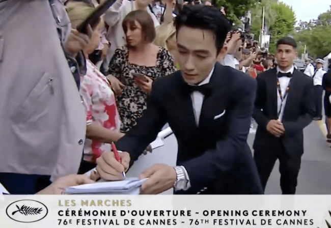 戛纳为巩俐清场：出场霸气十足 果然有“巩皇”气质