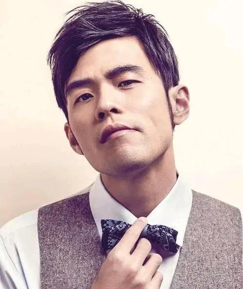 周杰伦被男伴舞吓到 上演“惊魂记”好像被舞伴碰瓷