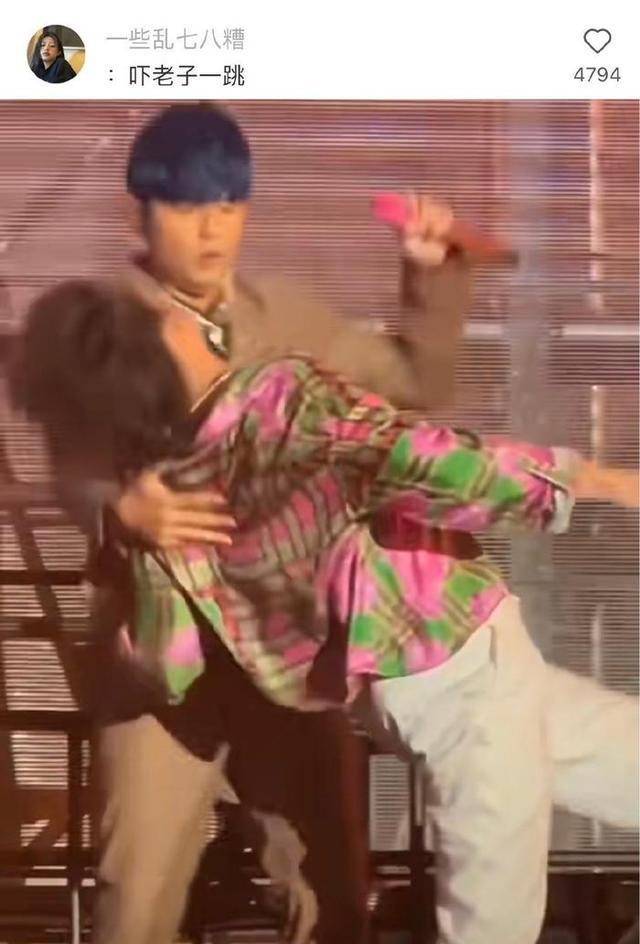 周杰伦被男伴舞吓到 上演“惊魂记”好像被舞伴碰瓷