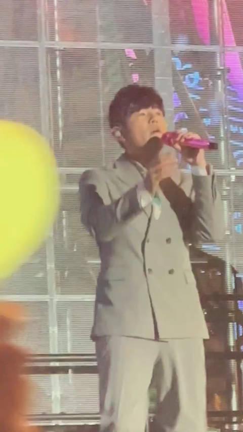 周杰伦被男伴舞吓到 上演“惊魂记”好像被舞伴碰瓷