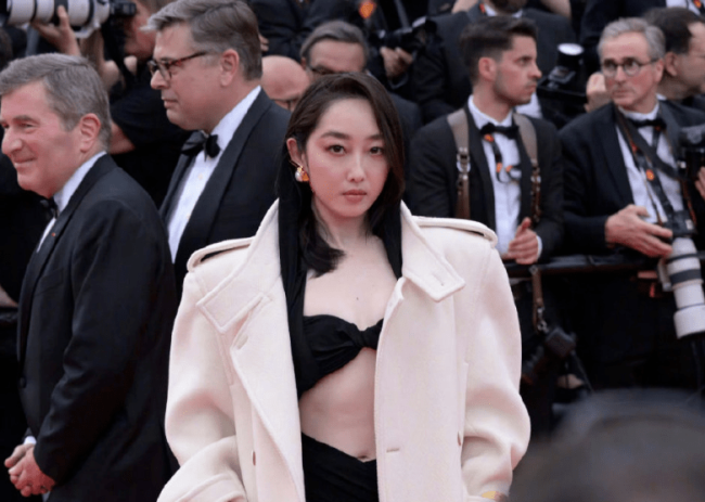 戛纳为巩俐清场：出场霸气十足 果然有“巩皇”气质