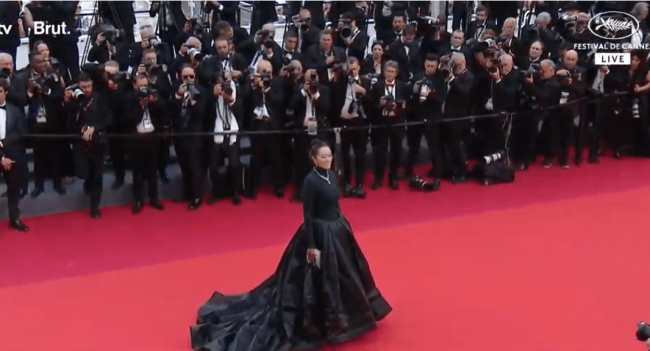 戛纳为巩俐清场：出场霸气十足 果然有“巩皇”气质