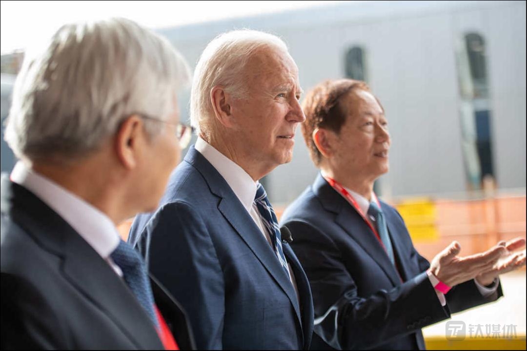 美国总统拜登去年12月到访台积电亚利桑那州厂开业典礼，拜登左右两边分别是台积电总裁魏哲家和董事长刘德音