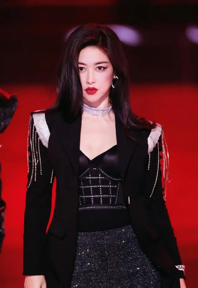 陈楚河曾把脚放在朱珠腿上