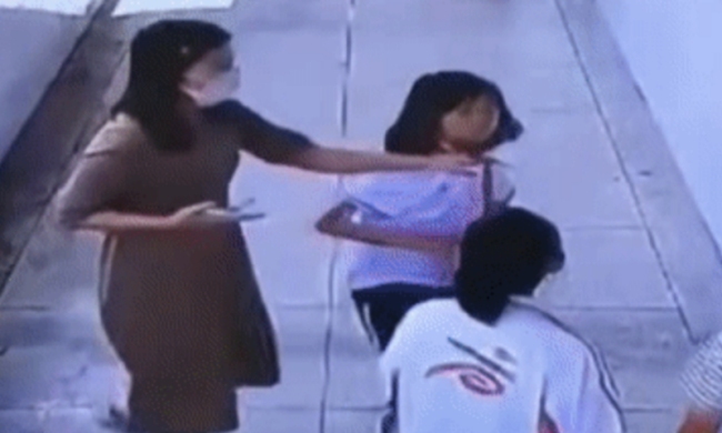 女生手碰老师被老师踢