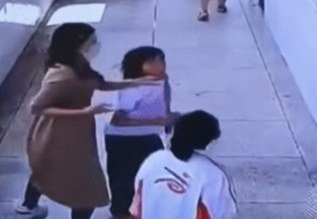 女生手碰老师被老师踢