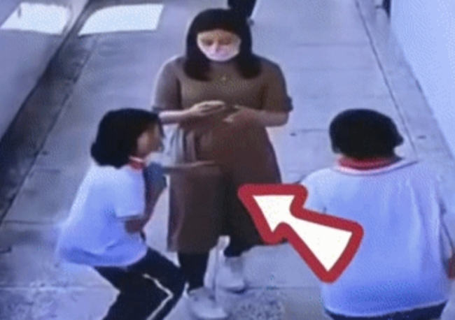 女生手碰老师被老师踢