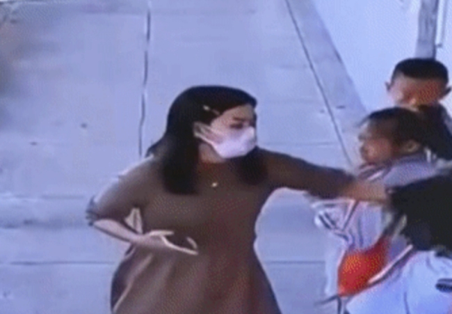 女生手碰老师被老师踢