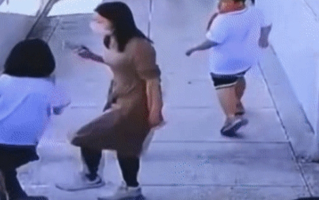 女生手碰老师被老师踢