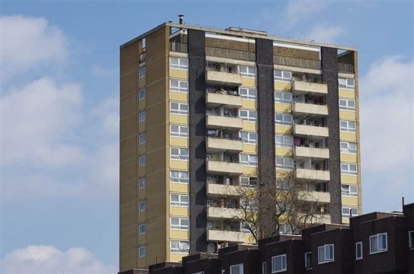 业主买42套房欲打通 楼上墙壁现裂缝：网友吐槽离谱 已停工整改