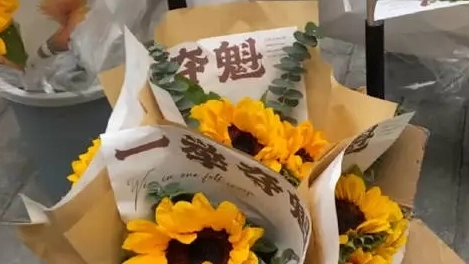 大学生考点摆摊卖9.85与21.1元花束