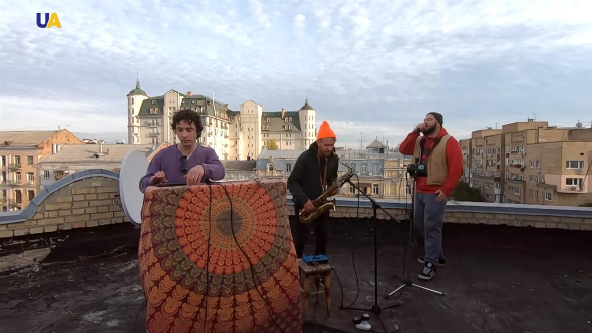 乌克兰一乐队去音乐会途中被抓参军