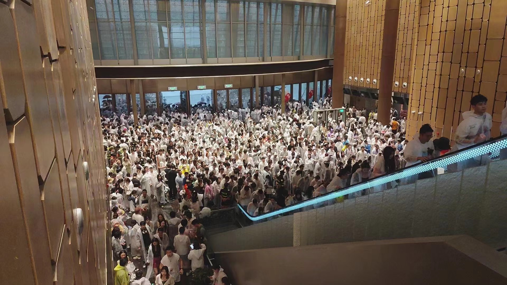 音乐节2万多名观众被冰雹砸淋