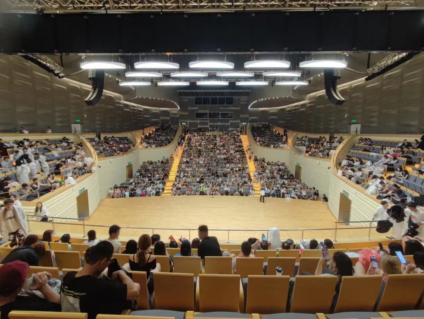 音乐节2万多名观众被冰雹砸淋