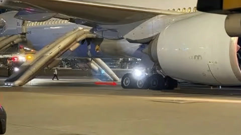 国泰航空客机中止起飞 11名乘客受伤