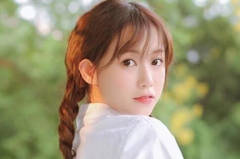 水瓶女喜欢一个人的表现，默默喜欢你等你主动