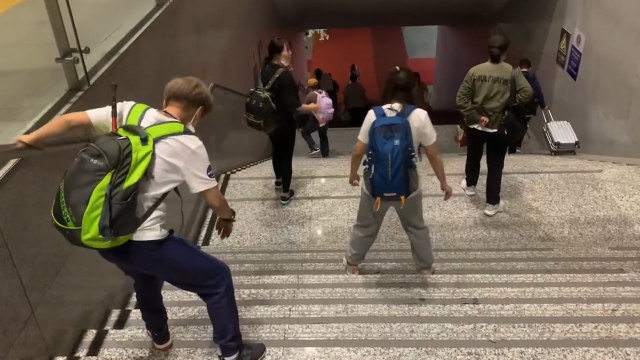 游客爬完黄山下楼梯走出“丧尸步”