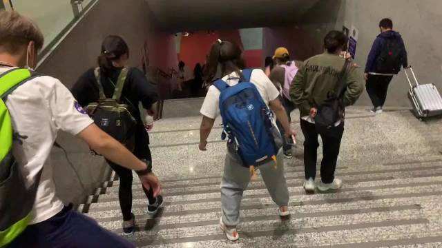 游客爬完黄山下楼梯走出“丧尸步”