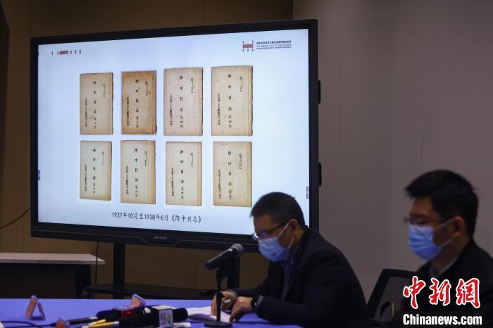30日，侵华日军南京大屠杀遇难同胞纪念馆发布一批新征文物史料情况。&emsp;泱波&emsp;摄
