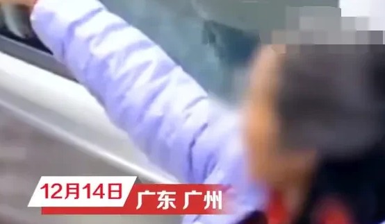 女子坐地铁不戴口罩称有病毒的才戴