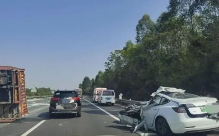 特斯拉高速追尾大货车 司机身亡