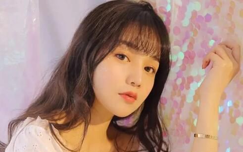 狮子座女生暗恋你的表现,狮子座暗恋你的小举动