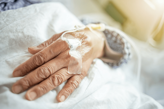 老人被困感染潮:缺药、延误、死亡 晕倒叫不到救护车