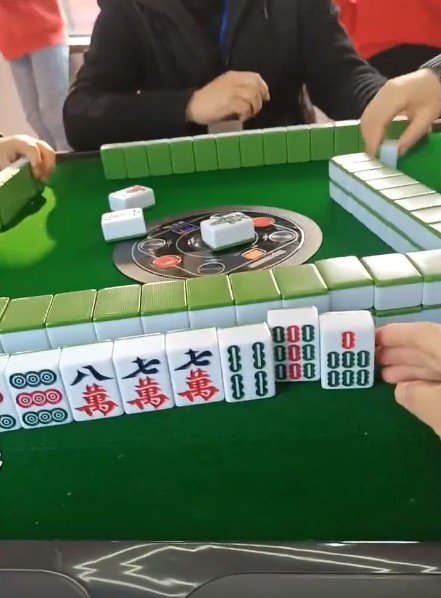 女子乘火车遇麻将专列生意火爆