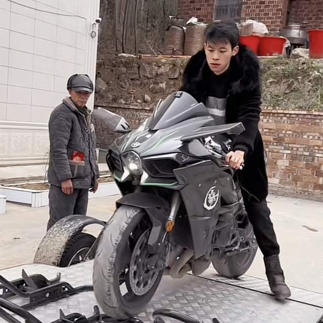 网红苏乞儿回应骑摩托上高速被拦：翻车损失好几万