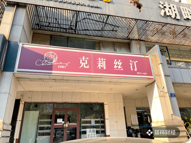 睡觉时梦见男孩涂口红是什么意思、代表着什么?