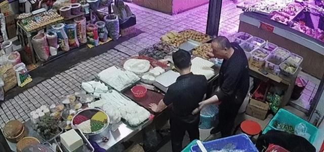 官方通报摊主被陌生人贴膏药后晕倒